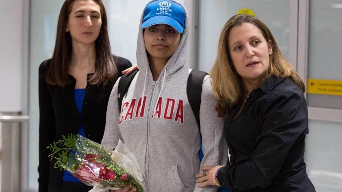 La joven saudí Rahaf Mohamed al Qunun llega al aeropuerto de Toronto, Canadá. La joven saudí Rahaf Mohamed al Qunun llega al aeropuerto de Toronto, Canadá.