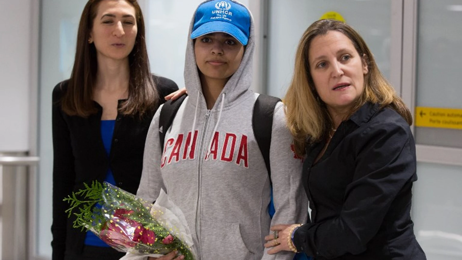 La joven saudí Rahaf Mohamed al Qunun llega al aeropuerto de Toronto, Canadá.