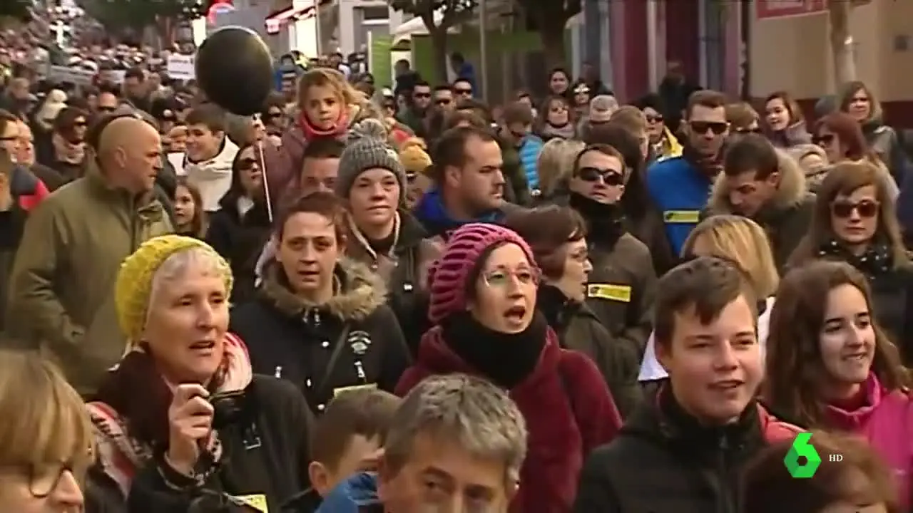 Multitudinaria manifestación en Andorra, Teruel