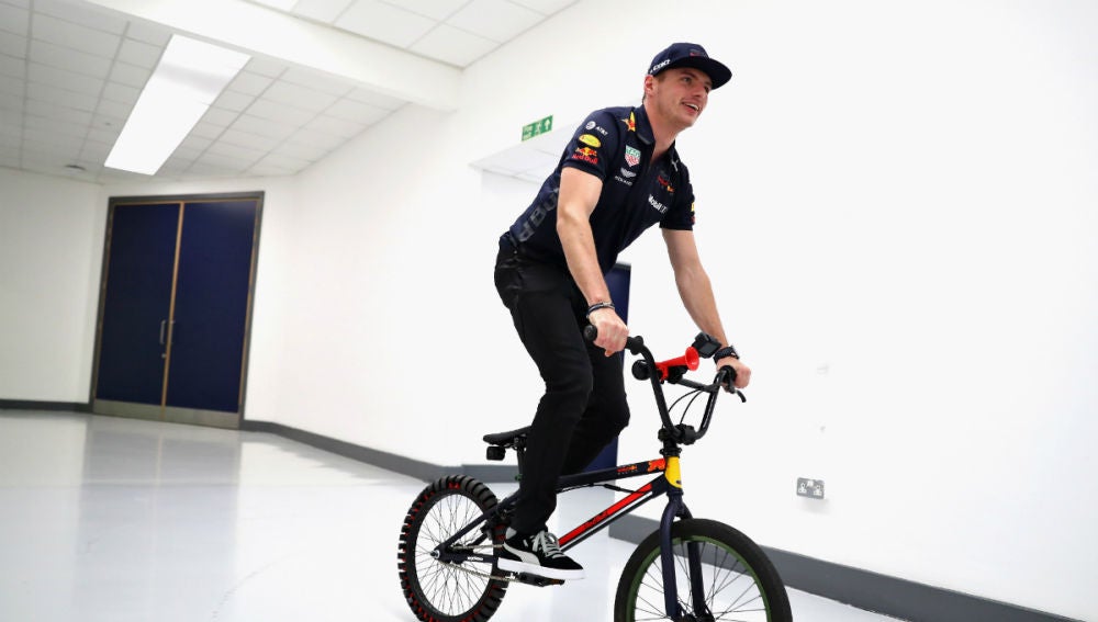 Max Verstappen, en bicicleta
