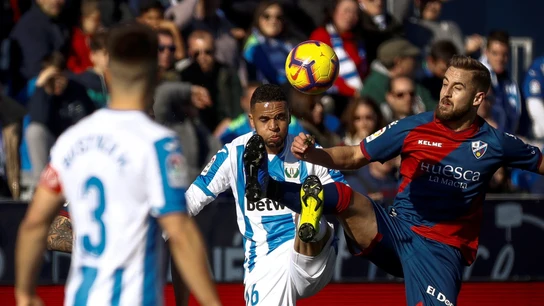 En-Nesyri y Pulido se disputan la posesión del balón En-Nesyri y Pulido se disputan la posesión del balón