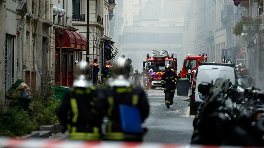 Dispositivo de Bomberos en el exterterior del lugar de la explosión en París Dispositivo de Bomberos en el exterterior del lugar de la explosión en París