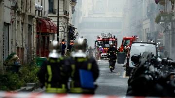 Dispositivo de Bomberos en el exterterior del lugar de la explosión en París