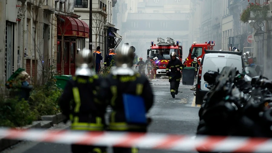 Dispositivo de Bomberos en el exterterior del lugar de la explosión en París