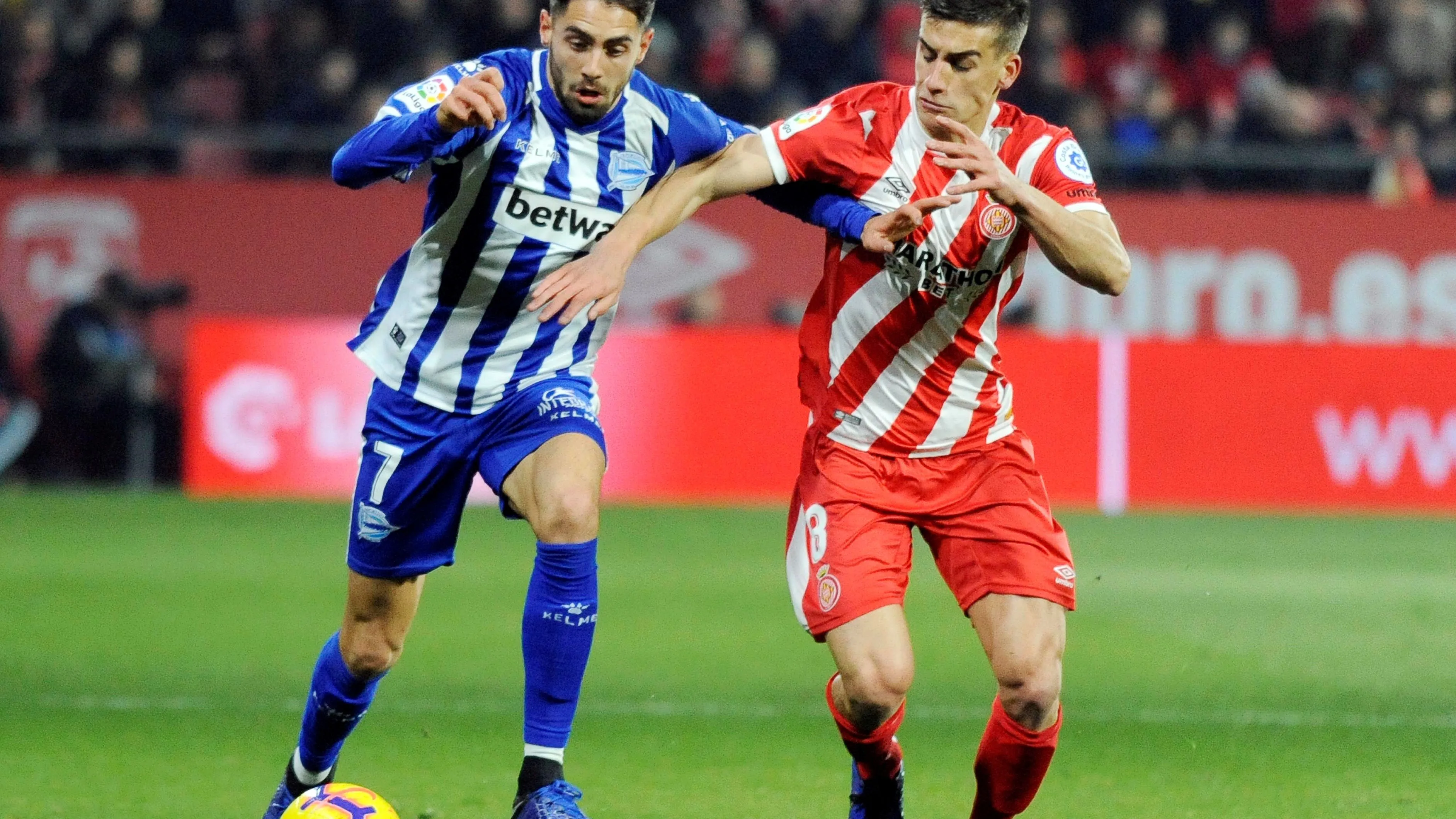 Sobrino y Pons se disputan la posesión del balón