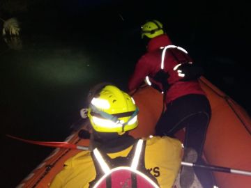 Bomberos buscan al piragüista desaparecido en el río Júcar Bomberos buscan al piragüista desaparecido en el río Júcar