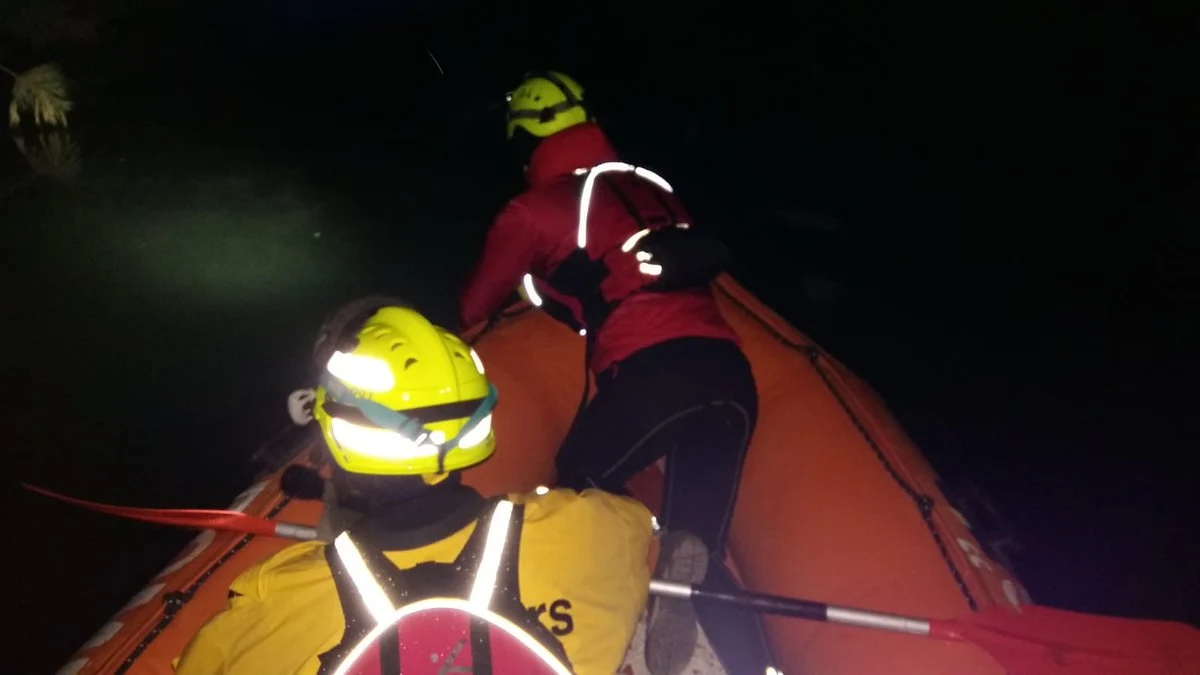 Bomberos buscan al piragüista desaparecido en el río Júcar