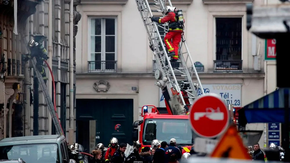 Dispositivo de los Bomberos tras una explosión en París