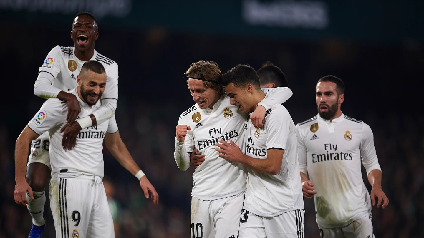 Los jugadores del Real Madrid celebran el gol de Modric contra el Betis Los jugadores del Real Madrid celebran el gol de Modric contra el Betis