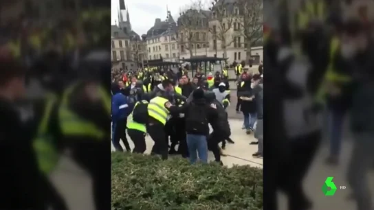 Brutal agresión de un grupo de 'chalecos amarillos' a dos periodistas durante la última jornada de protestas Brutal agresión de un grupo de 'chalecos amarillos' a dos periodistas durante la última jornada de protestas