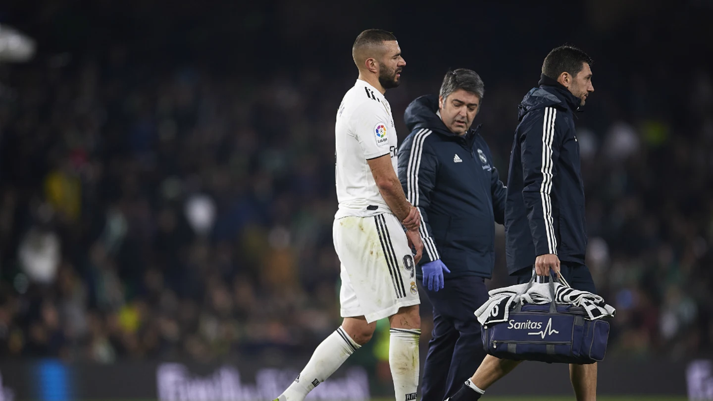 Benzema se duele de su mano derecha Benzema se duele de su mano derecha