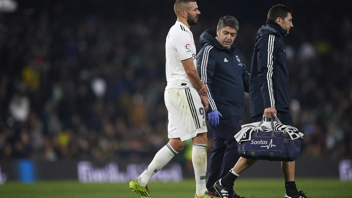 Benzema se duele de su mano derecha