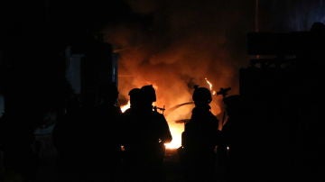 Agentes de seguridad afganos inspeccionan el lugar de la explosión en Herat 
