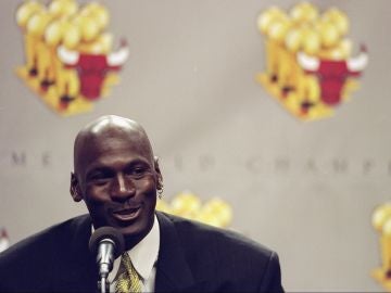 Michael Jordan anuncia su retirada del baloncesto en 1999 Michael Jordan anuncia su retirada del baloncesto en 1999