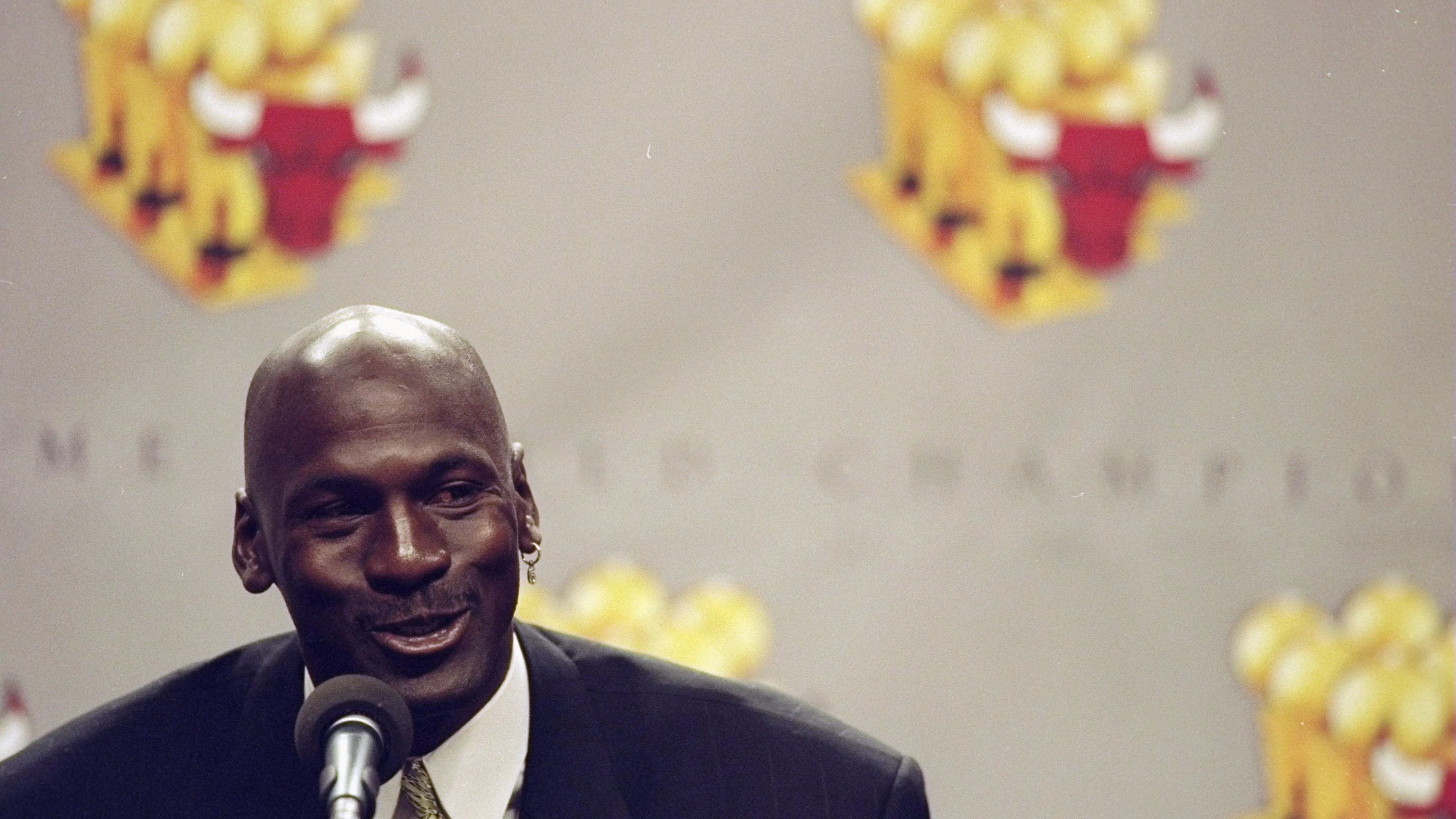 Michael Jordan anuncia su retirada del baloncesto en 1999