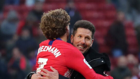 Griezmann se abraza con Simeone en el partido contra el Levante
