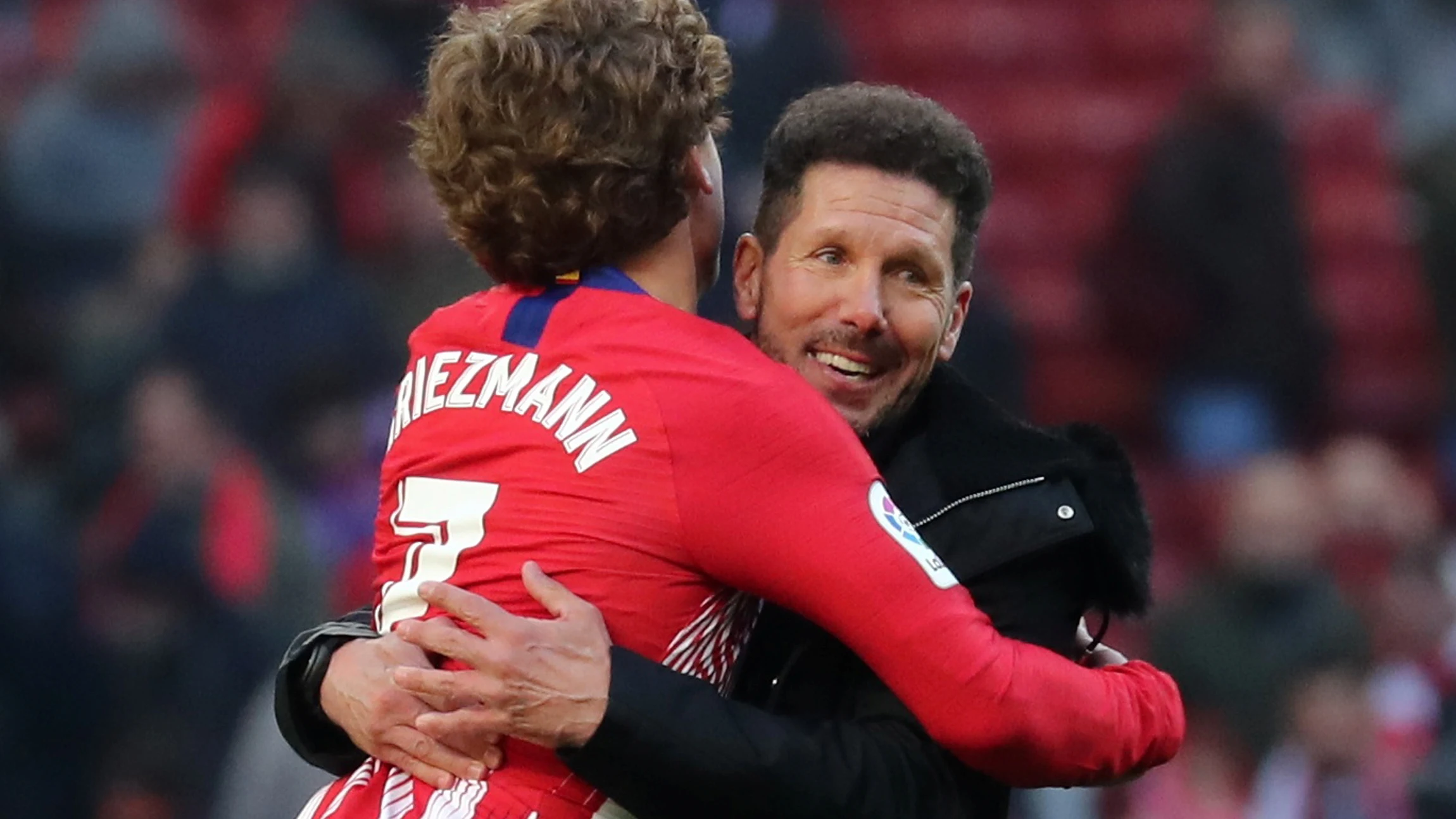 Griezmann se abraza con Simeone en el partido contra el Levante