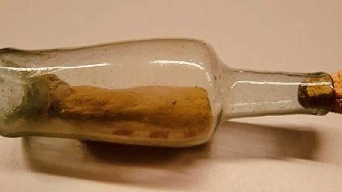 Botella con un pergamino en su interior Botella con un pergamino en su interior