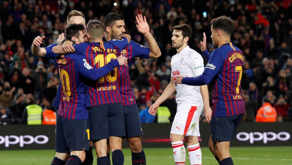 Los jugadores del Barcelona celebran uno de los goles contra el Eibar