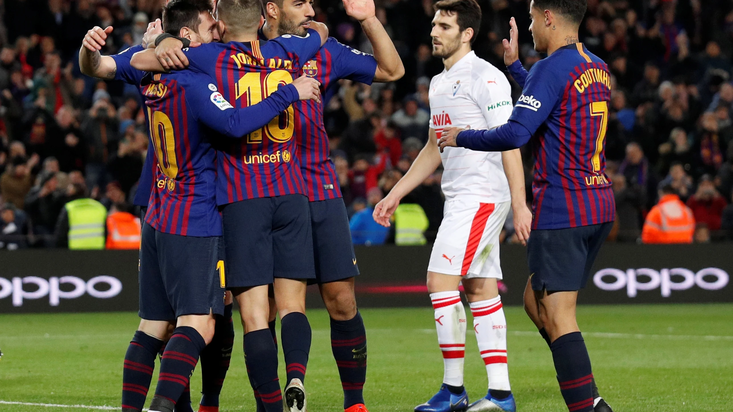 Los jugadores del Barcelona celebran uno de los goles contra el Eibar