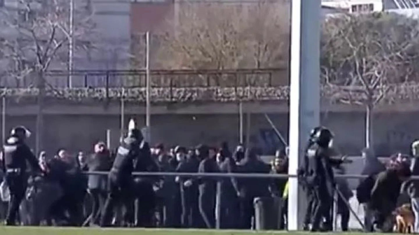 Cargas de los Mossos contra grupos de Arran y los CDR que intentaban impedir una paellada de Vox Cargas de los Mossos contra grupos de Arran y los CDR que intentaban impedir una paellada de Vox