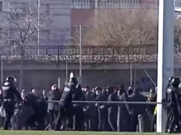 Cargas de los Mossos contra grupos de Arran y los CDR que intentaban impedir una paellada de Vox Cargas de los Mossos contra grupos de Arran y los CDR que intentaban impedir una paellada de Vox