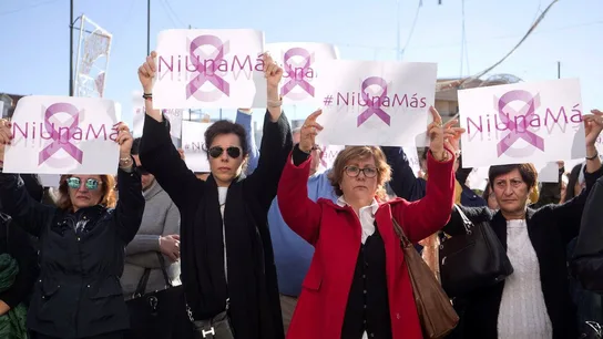 Repulsa a las puertas del Ayuntamiento de Fuengirola contra el asesinato machista Repulsa a las puertas del Ayuntamiento de Fuengirola contra el asesinato machista