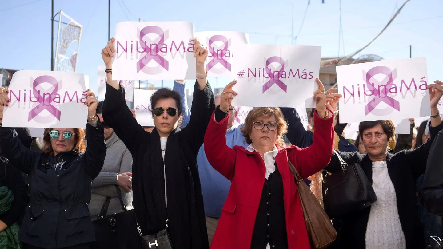 Repulsa a las puertas del Ayuntamiento de Fuengirola contra el asesinato machista Repulsa a las puertas del Ayuntamiento de Fuengirola contra el asesinato machista