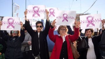 Repulsa a las puertas del Ayuntamiento de Fuengirola contra el asesinato machista