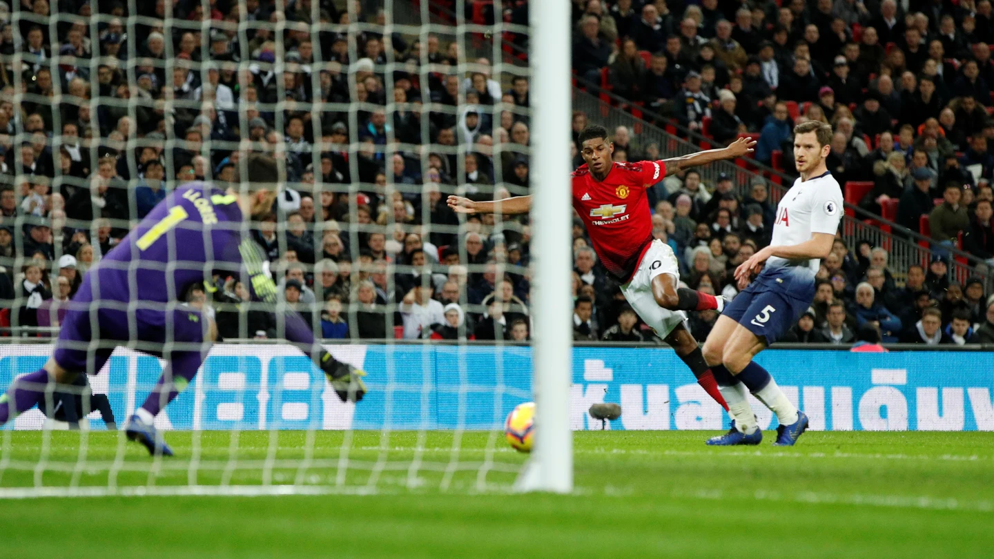 Rashford define en lo que sería el 0-1 del partido Rashford define en lo que sería el 0-1 del partido