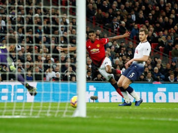 Rashford define en lo que sería el 0-1 del partido Rashford define en lo que sería el 0-1 del partido