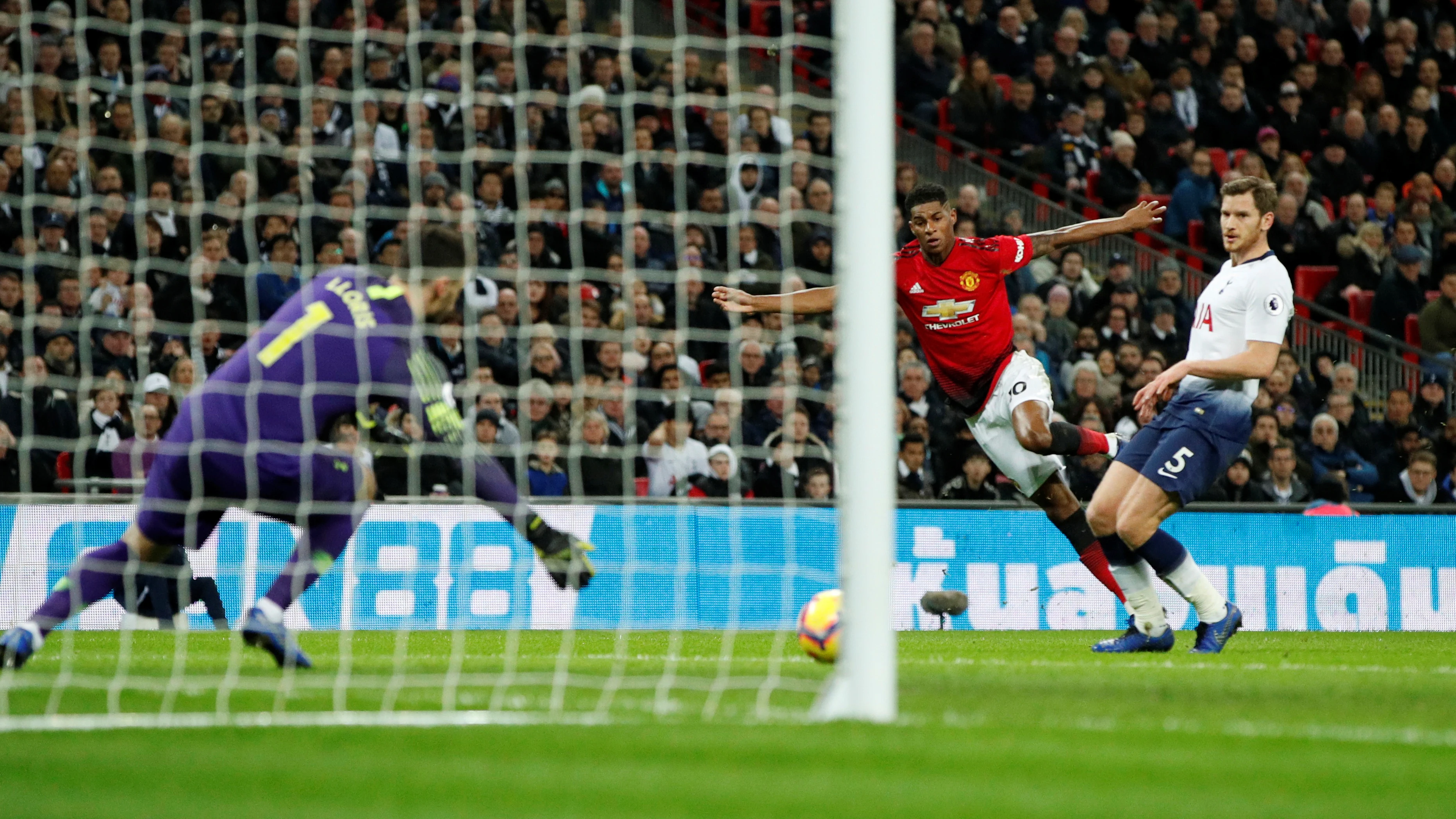 Rashford define en lo que sería el 0-1 del partido Rashford define en lo que sería el 0-1 del partido