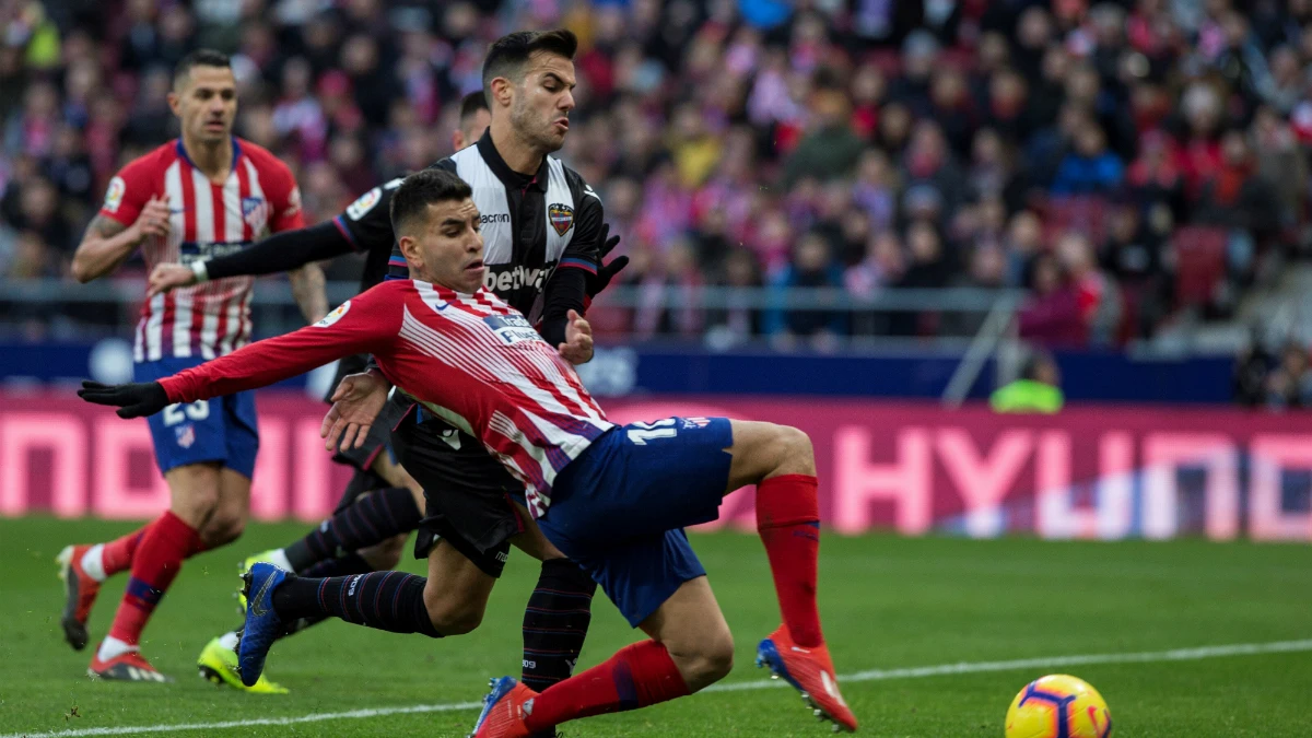 Correa trata de llegar a un balón ante el Levante