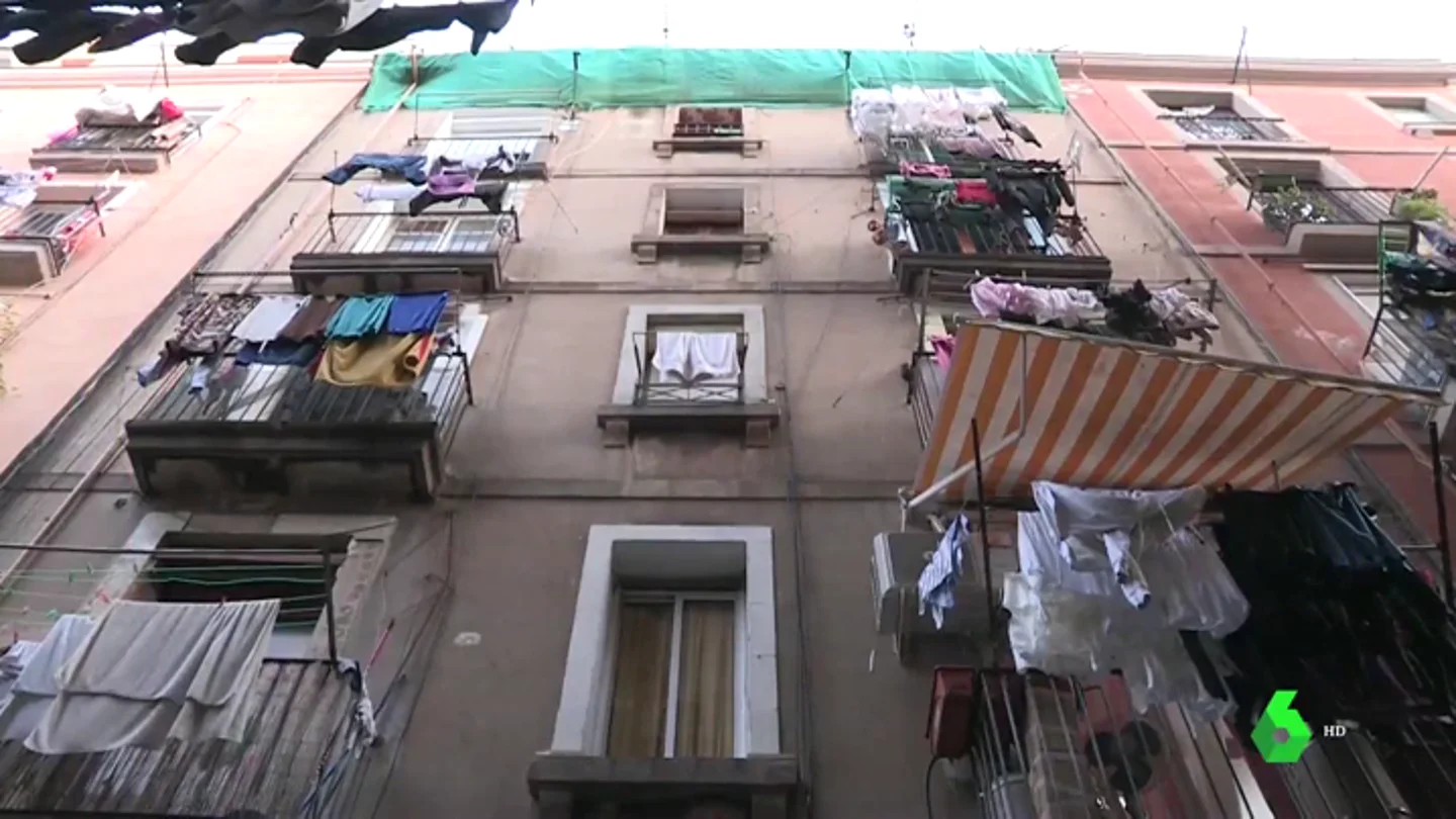 Imagen de la fachada de un edificio en Barcelona por donde un hombre supuestamente ha lanzado a una mujer Imagen de la fachada de un edificio en Barcelona por donde un hombre supuestamente ha lanzado a una mujer
