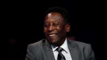 El exjugador brasileño Pelé sonríe en un acto