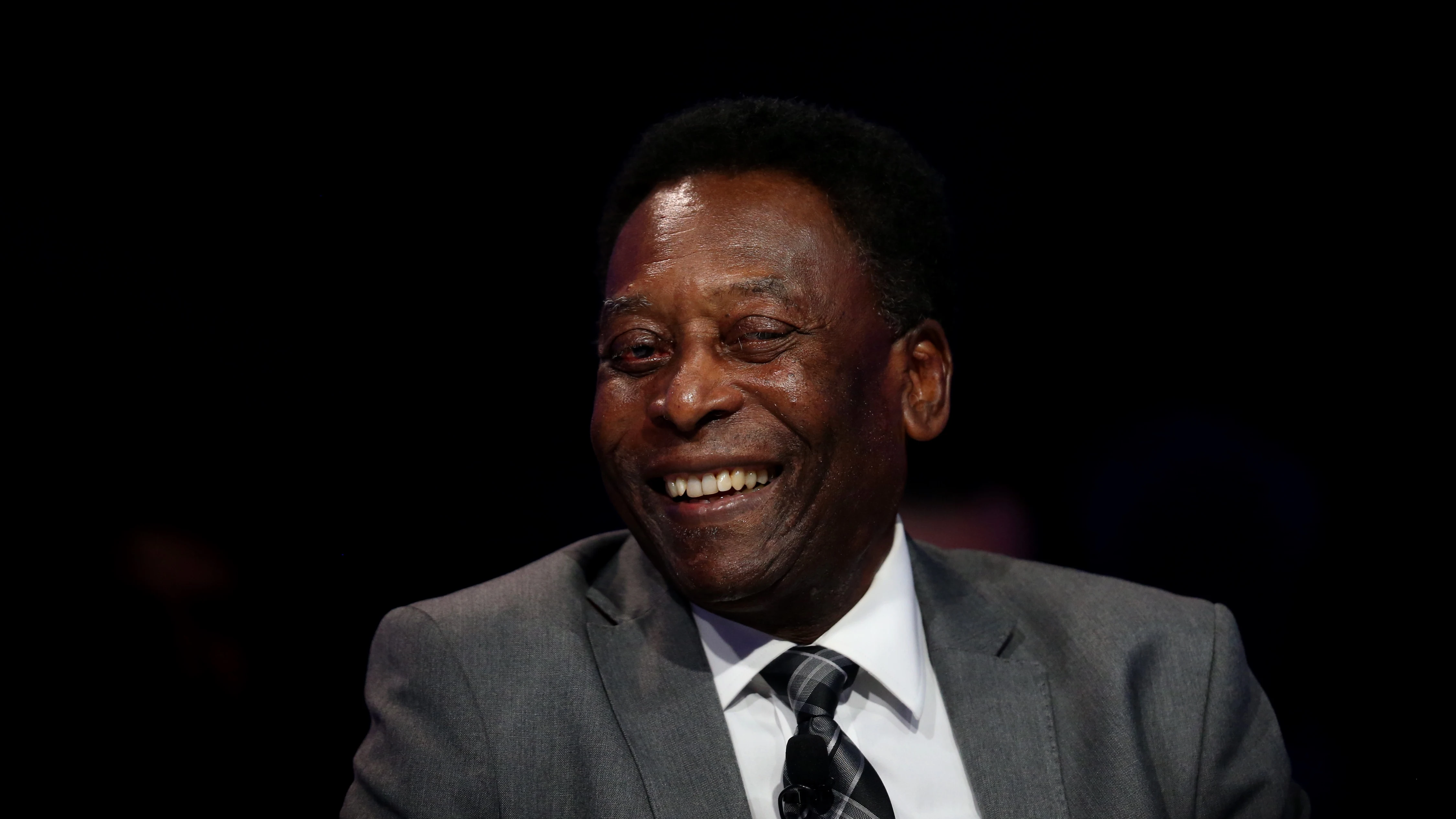 El exjugador brasileño Pelé sonríe en un acto