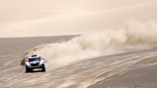 Peterhansel avanza por las dunas en el Dakar Peterhansel avanza por las dunas en el Dakar