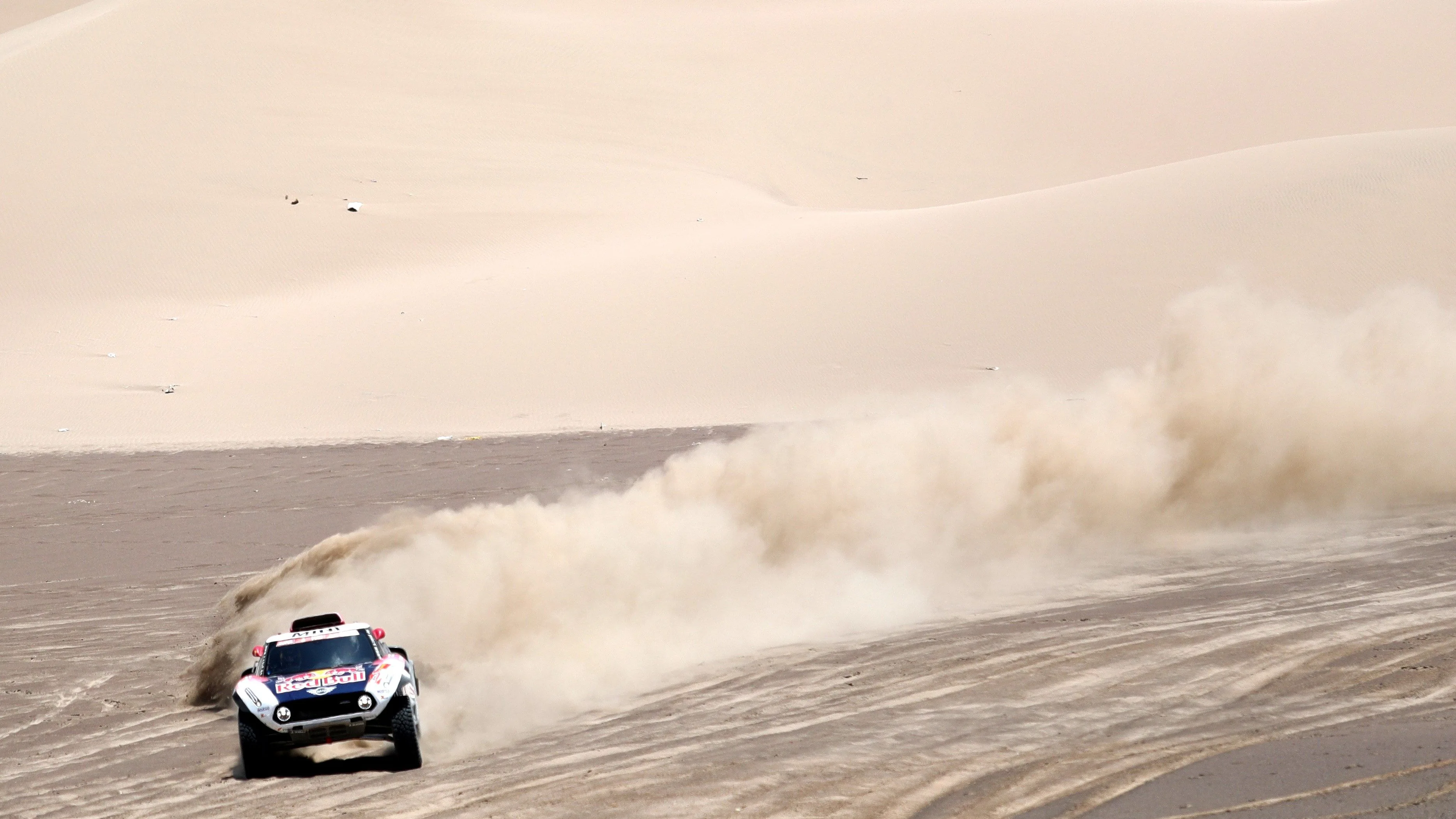 Peterhansel avanza por las dunas en el Dakar