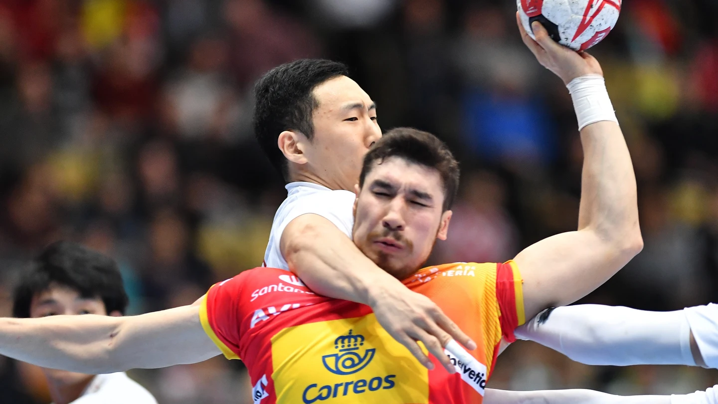 Alex Dujshebaev intenta lanzar a portería ante Japón Alex Dujshebaev intenta lanzar a portería ante Japón