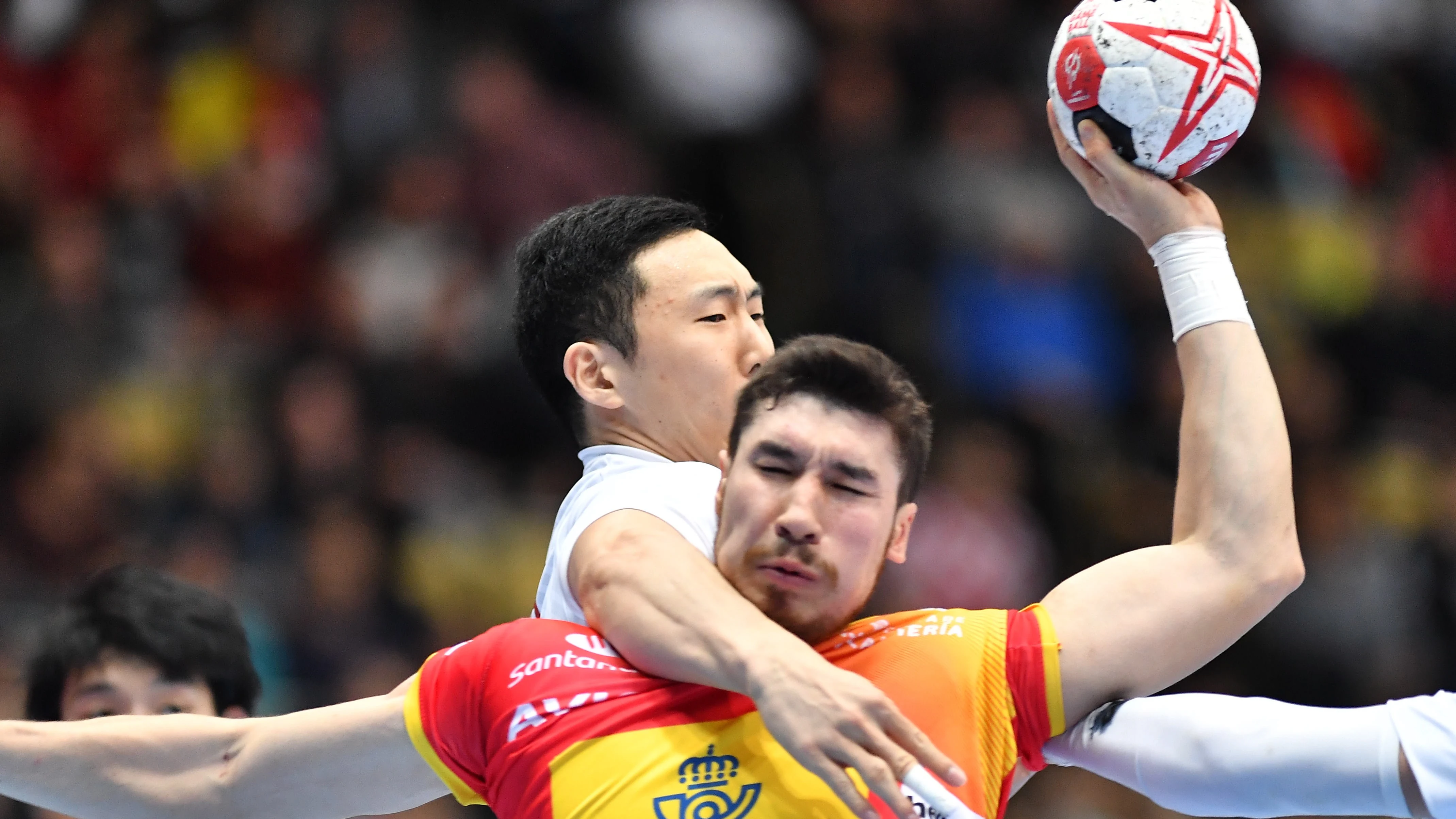 Alex Dujshebaev intenta lanzar a portería ante Japón