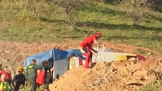 Efectivos trabajando en el rescate de un niño de dos años que cayó a un pozo en Totalán, Málaga Efectivos trabajando en el rescate de un niño de dos años que cayó a un pozo en Totalán, Málaga