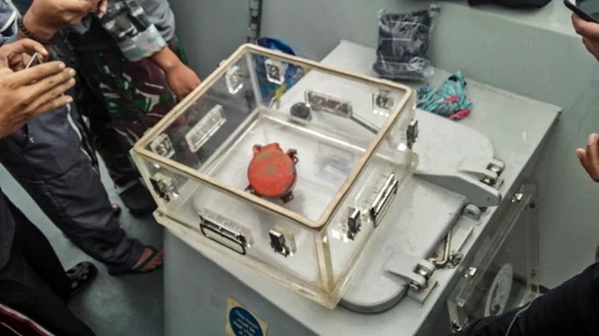 La grabadora de voz Lion Air JT-610 guardada en un contenedor después de que se encontrara bajo el agua, en Jakarta, Indonesia La grabadora de voz Lion Air JT-610 guardada en un contenedor después de que se encontrara bajo el agua, en Jakarta, Indonesia