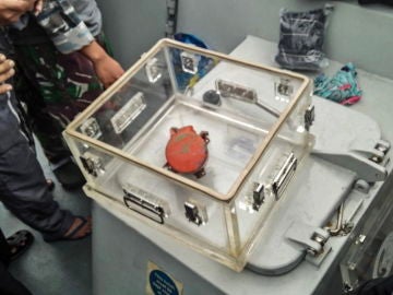 La grabadora de voz Lion Air JT-610 guardada en un contenedor después de que se encontrara bajo el agua, en Jakarta, Indonesia La grabadora de voz Lion Air JT-610 guardada en un contenedor después de que se encontrara bajo el agua, en Jakarta, Indonesia