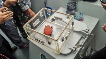 La grabadora de voz Lion Air JT-610 guardada en un contenedor después de que se encontrara bajo el agua, en Jakarta, Indonesia 