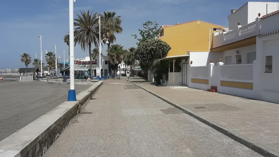 Paseo marítimo de El Palo, la playa en la que falleció el hermano de Julen