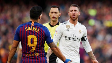 Luis Suárez y Sergio Ramos, en el Clásico de la primera vuelta