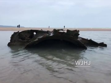 Un submarino de la Primera Guerra Mundial emerge en una playa francesa Un submarino de la Primera Guerra Mundial emerge en una playa francesa