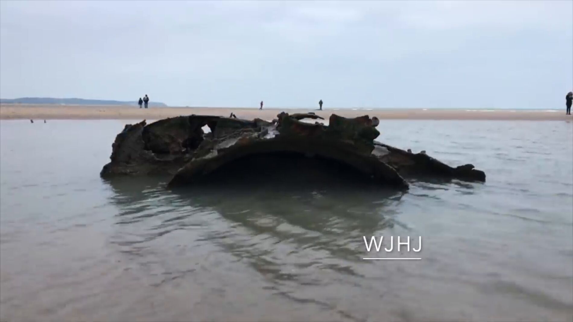 Un submarino de la Primera Guerra Mundial emerge en una playa francesa