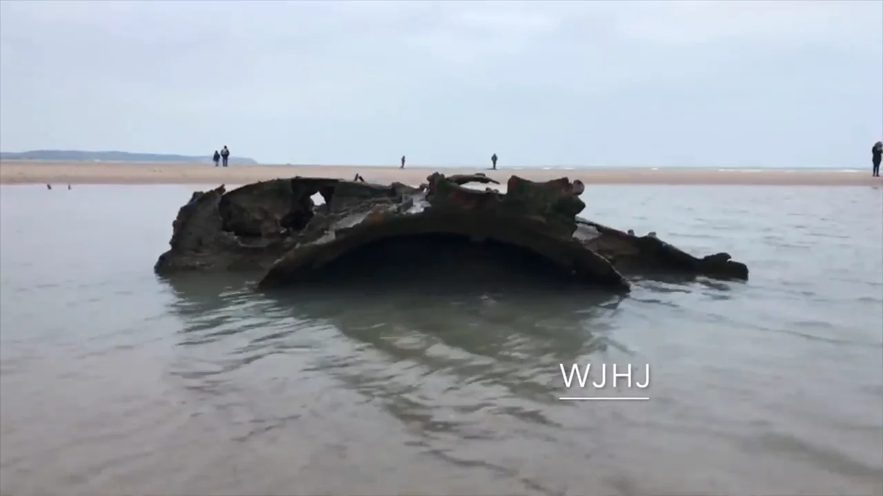 Un submarino de la Primera Guerra Mundial emerge en una playa francesa