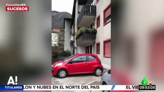 Un hombre cae al vacío desde su balcón en plena discusión con un vecino Un hombre cae al vacío desde su balcón en plena discusión con un vecino